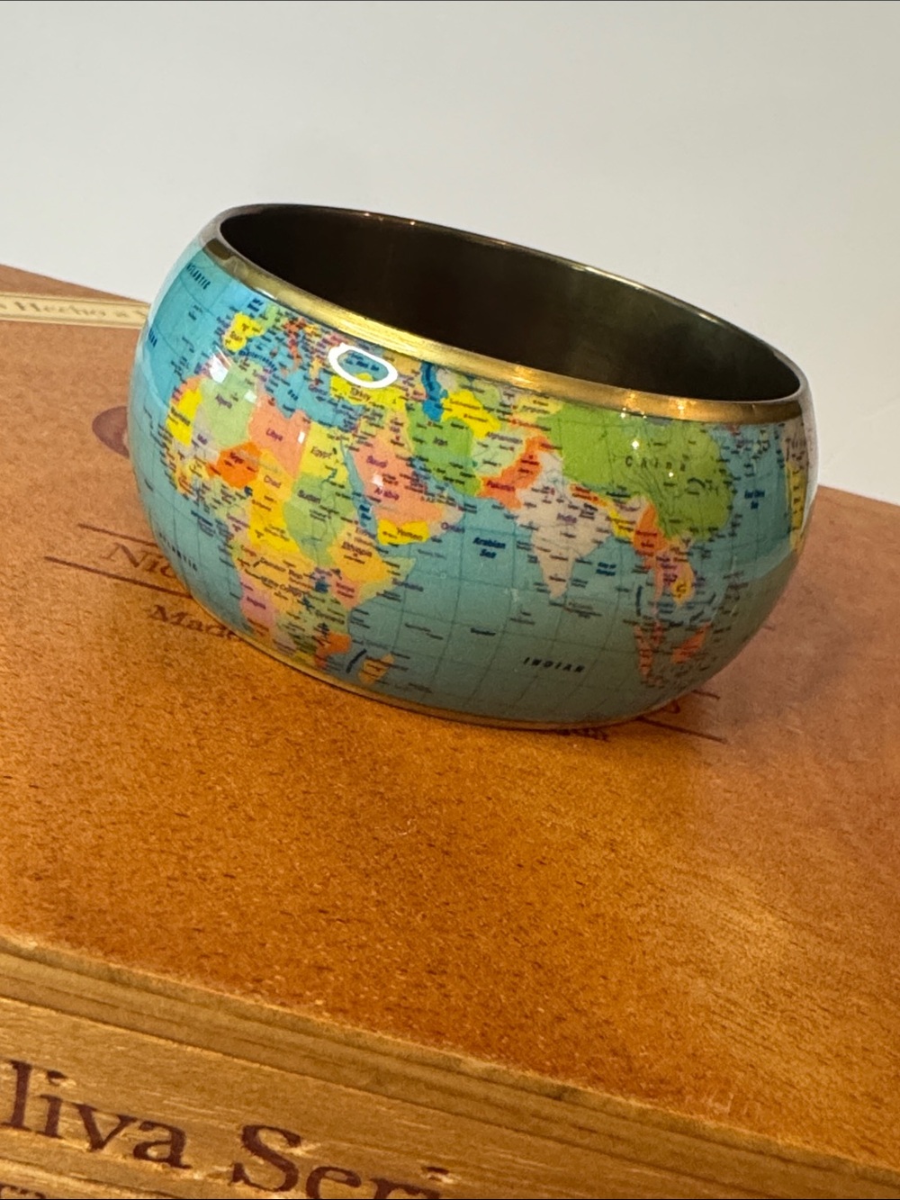 World Globe Map Bracelet Wide Curved Brass Bangle Vintage 1980-1990's - Picture 4 of 9